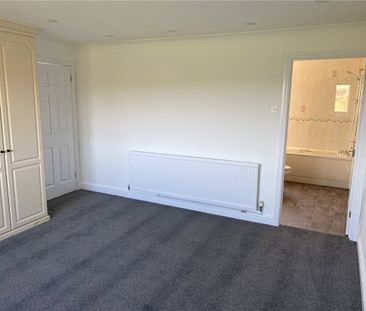 A spacious four bedroom family detached house with enclosed garden ... - Photo 6