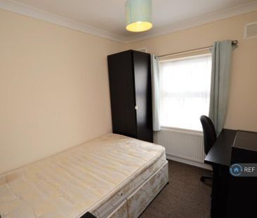 4 bedroom end of terrace house to rent - Photo 1