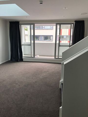 Large 4 Bedroom Apartment - Photo 2