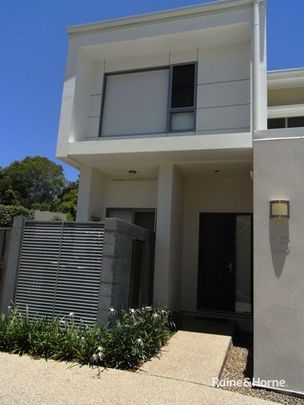 3 BEDROOM TOWNHOUSE SHOAL POINT - Photo 1
