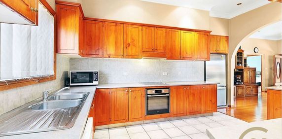 3 Bedroom Home &plus; Sleep Out&comma; in a Prime Location&excl; - Photo 2