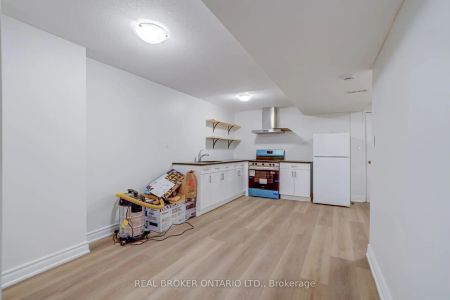 75 Hummingbird Street W #LOWER - Photo 3