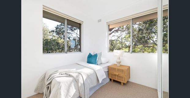 Stylish top-floor apartment with lock-up garage and two balconies - Photo 1