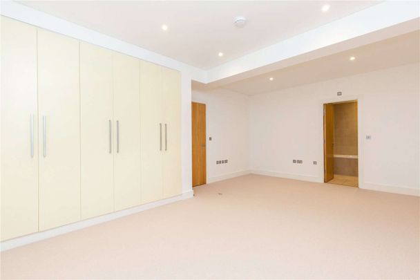 A larger than average two bedroom apartment set within a secure gated development in the heart of Islington just off Essex Road. - Photo 1