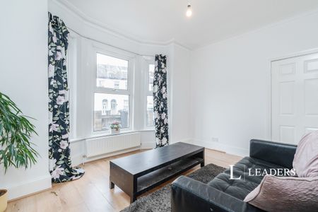 3 bedroom mid-terrace to rent Oval Road - Photo 4
