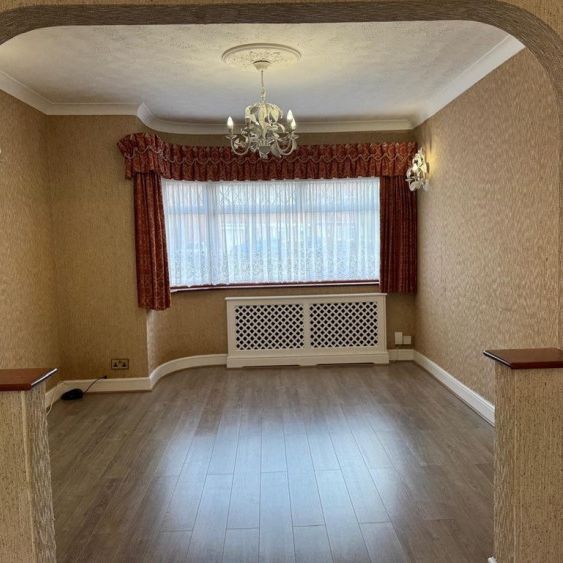 Howberry Close, Edgware, HA8 - Photo 1