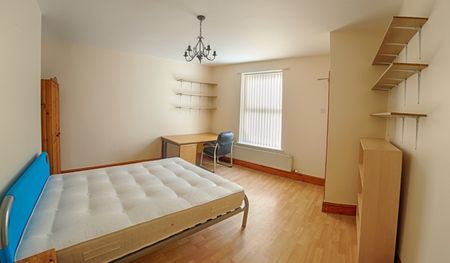 11 Bed End Terrace, Dickenson Road, M14 - Photo 3