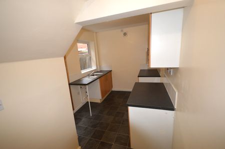 2 bedroom terraced house to rent - Photo 4