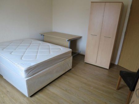 5 bedroom flat to rent - Photo 3