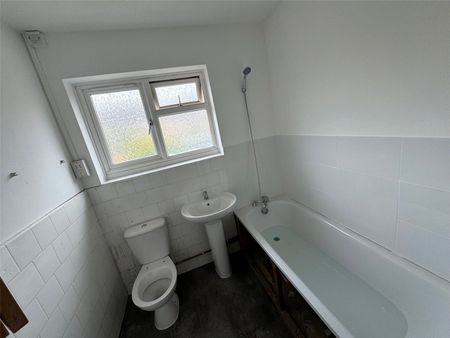 Beautifully Refurbished 2-Bedroom Maisonette with Private Garden in Sutton - Photo 5