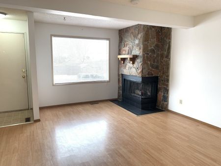 Spacious 3 Bedroom Townhouse in Glendale - Photo 2