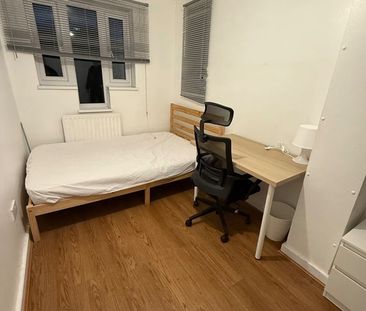 Room in a Shared House, London, SE8 - Photo 1