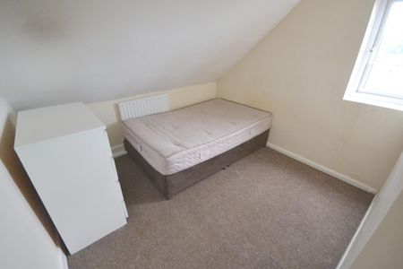 2 bedroom Flat To Let - Photo 3