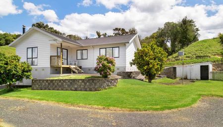 Seaside Living at Its Best – 3 Bedroom Gem - Photo 2