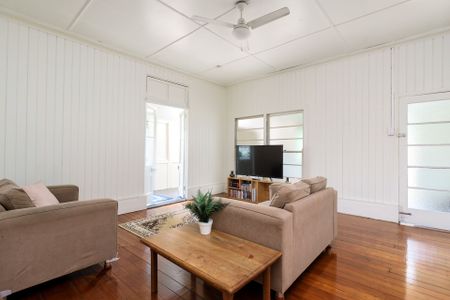 Renovated Apartment - Walk to Mary Street - Photo 4