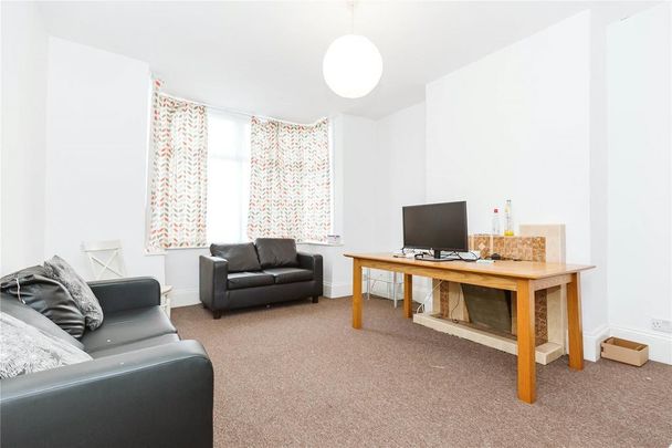 4 bedroom end of terrace house to rent - Photo 1