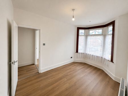 3 Bed End Terrace, Audrey Road, IG1 - Photo 3
