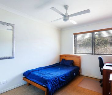 2 Bedroom 1 Bathroom Fully Furnished Apartment bills included– Clos... - Photo 3