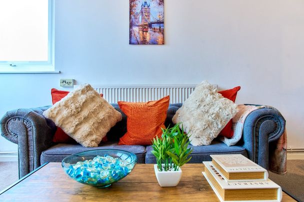 2 Bed Flat, Charles Gardner Court, N1 - Photo 1