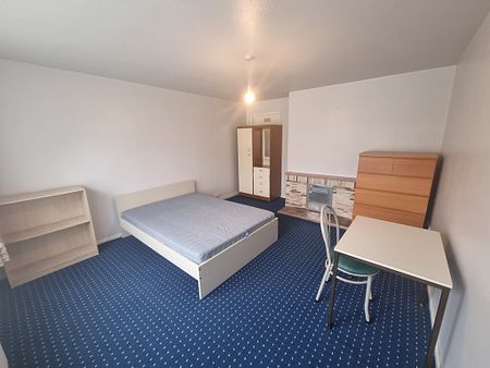 5 Bed Student Accommodation - Photo 2