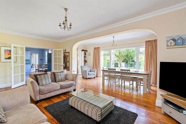 6 bedroom detached house to rent - Photo 1