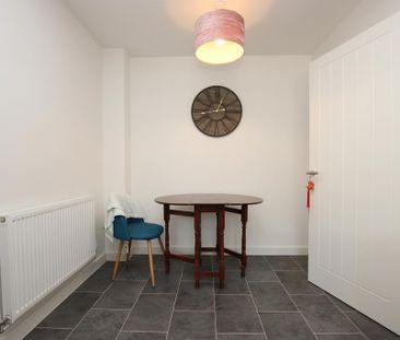 4 bedroom end of terrace house to rent - Photo 1