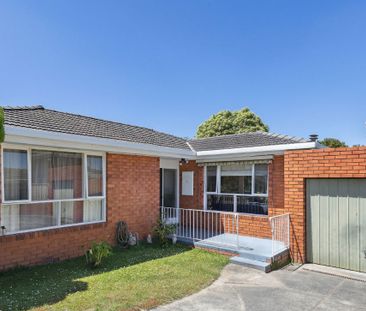 Impeccably Presented 2-Bedroom Unit in Sought-After Glen Waverley - Photo 1