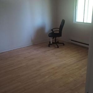 5 1/2 semi-meublé rénové à louer - Photo 2