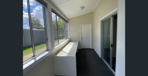 Charming Country Living in Dubbo – 3 Bedroom Home for Rent - Photo 1