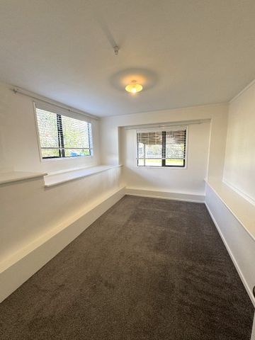 Convenient West Harbour Locationi - Photo 2