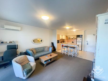 Fully Furnished Morden One Bedroom Apartment with One Car Space - Photo 2