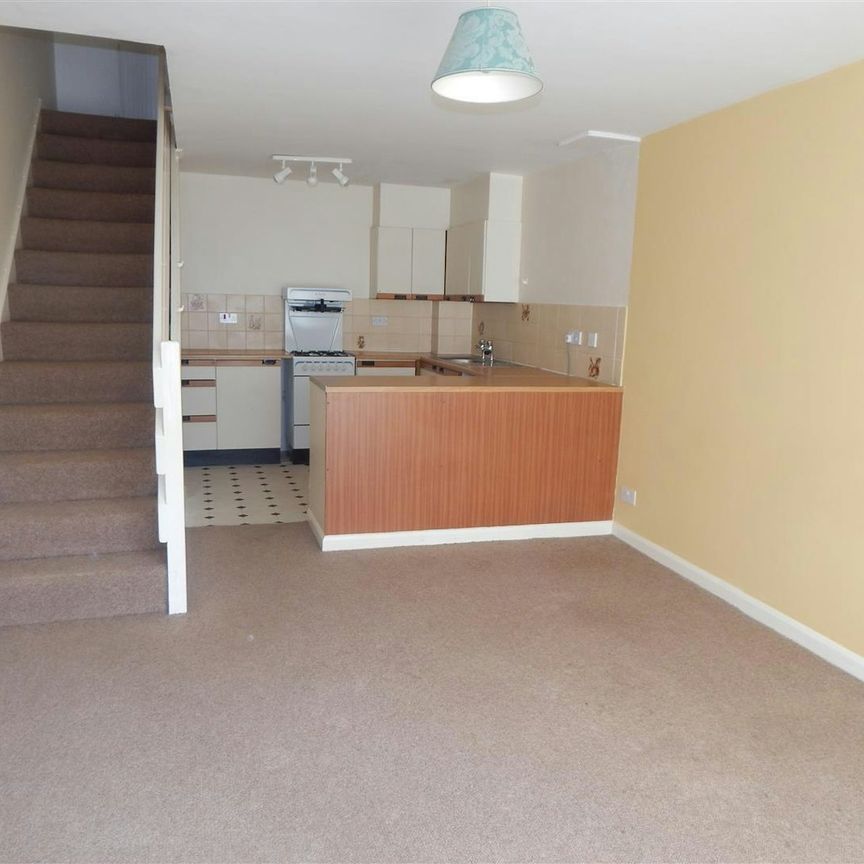 Terraced House to rent on - Photo 1