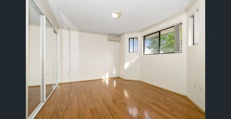 Large 3 Bedroom Townhouse - Photo 2
