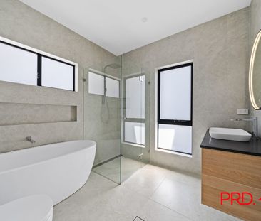 Stunning brand new villa of impressive scale and design - Photo 2