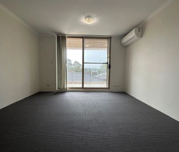 Top Floor Apartment, Your Cozy Retreat Close to Everything! - Photo 2