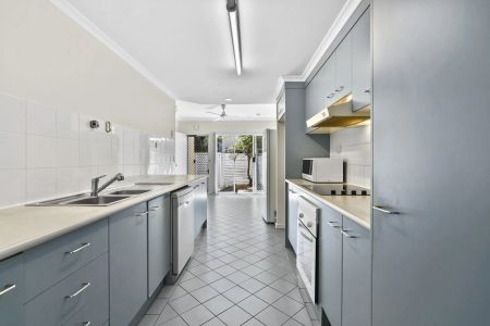 3 bedroom townhouse close to the CBD - Photo 5