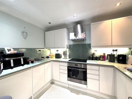 2 bedroom semi-detached house to rent - Photo 4