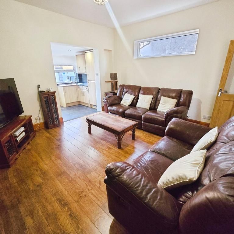 2 bedroom end of terrace house to rent - Photo 1
