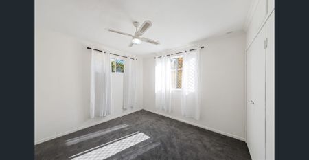 Spacious 5-Bedroom Home in Newtown! - Photo 2