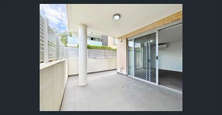 Spacious Modern Apartment with a Generous Private Courtyard - Photo 2