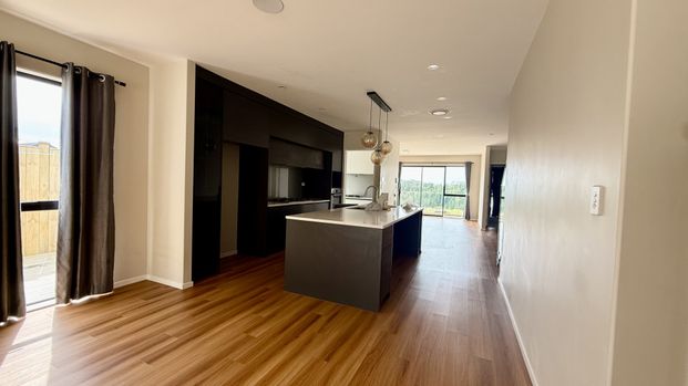 Large and luxurious in Flat bush - Photo 1