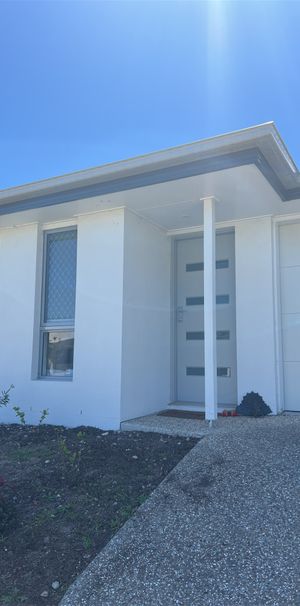 3 Bedroom Home in Flinders View - Photo 1