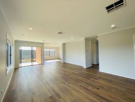 Family Home in Grand Central Tarneit! - Photo 4