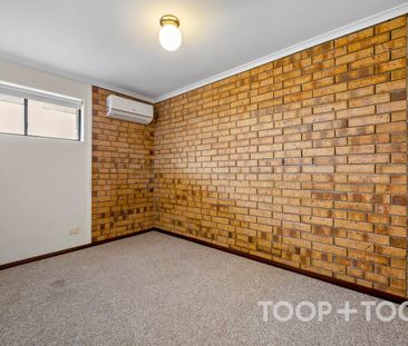 Charming & Cozy Townhouse Living in the Heart of Brompton - Photo 5