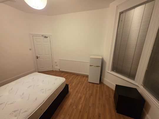 Room in a Shared House, Bathurst Gardens, NW10 - Photo 1