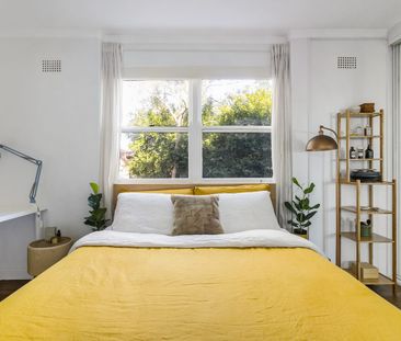 Generous one-bedder in a convenient location - Photo 2