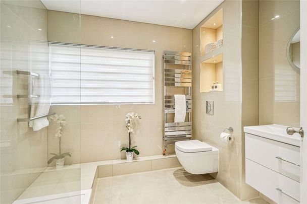 Newly refurbished three bedroom mews house - Photo 1