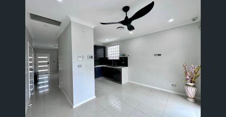 3 bedroom family home conveniently located just minutes' walk to nearby schools and train station! - Photo 4