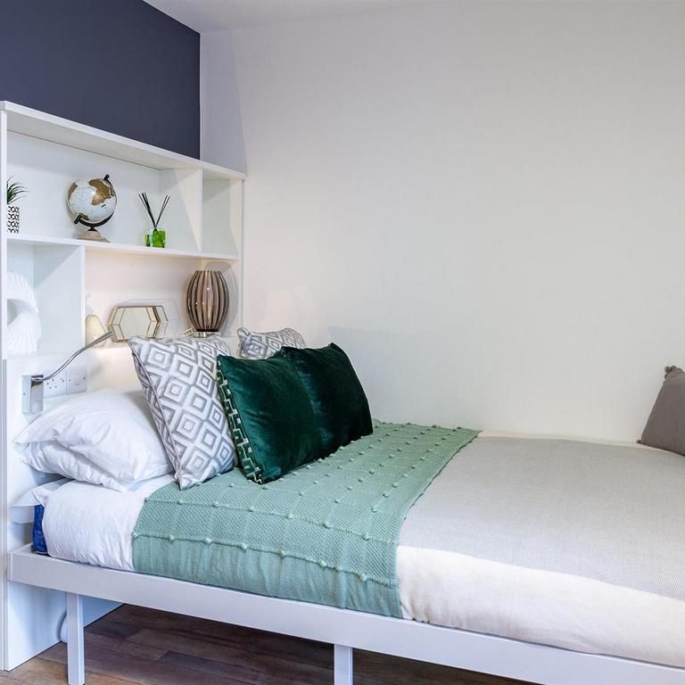 1 bedroom in a flat share to rent - Photo 1