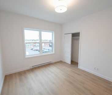 LIBRE Maison à louer très bien située à Brossard - Photo 2